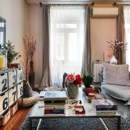 Bella's Charming At Trendy Chiado * Lisbon